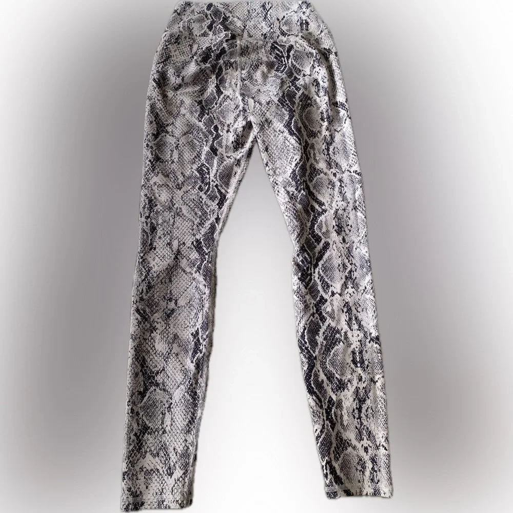 Alo Yoga  High Waist Vapor Snakeskin Legging  L  Bone NWOT - Picture 7 of 8